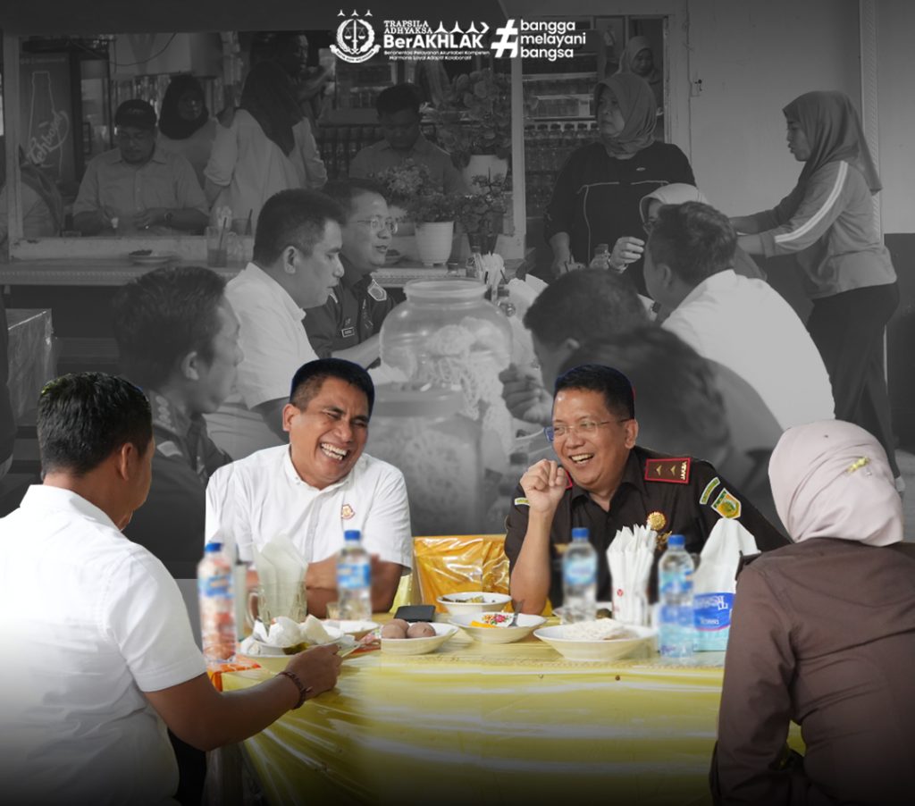 Gaya Santai Kajati Jatim, Makan Bersama Pegawai di Warung Langganan