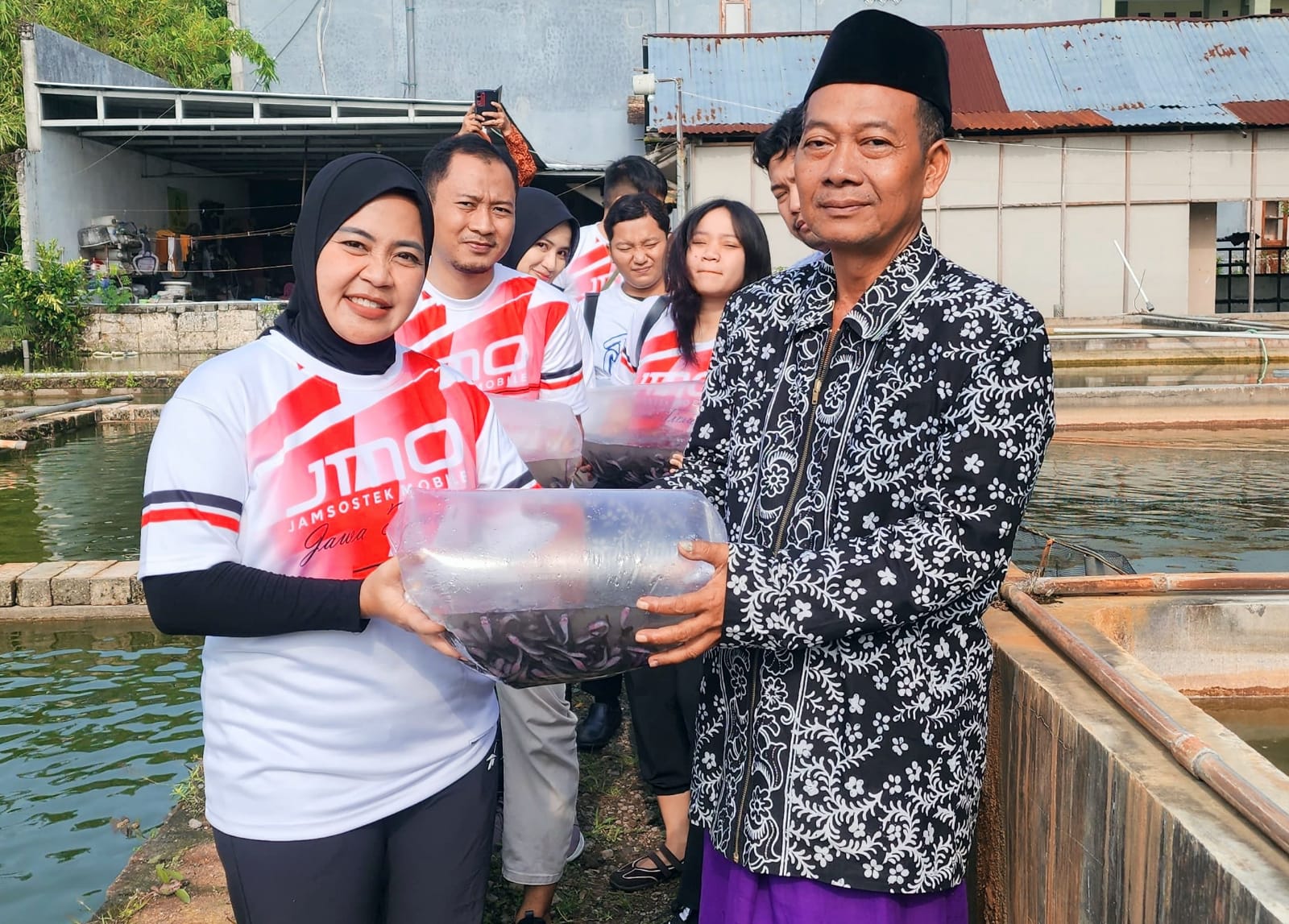 BPJS Ketenagakerjaan Sumbang 5.500 Bibit Lele ke Pesantren Tuban