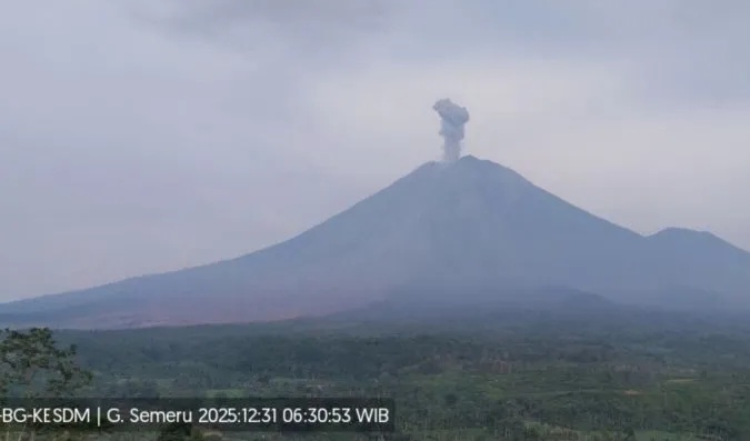 Gunung Semeru Erupsi Tiga Kali Rabu Pagi dengan Tinggi Letusan Capai 900 Meter