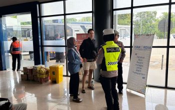 Tekan Angka Kecelakaan, Satlantas Polres Sumenep Gelar Aksi ‘Polantas Menyapa’ di Terminal Arya Wiraraja