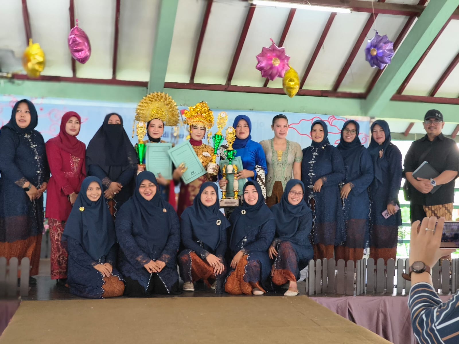 Semarak Hari Kartini di Gedangan, Pawai Busana Nusantara HIMPAUDI Tampilkan Peran Strategis Bunda PAUD