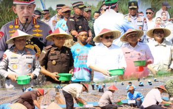 Dukung Ketahanan Pangan Nasional: Wakajati Jatim Hadiri Penanaman Bawang Putih Serentak di Malang